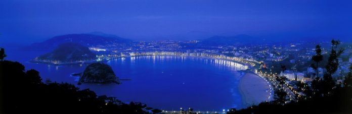 Vista nocturna de la Playa de la Concha. Donostia-San Sebastian.
