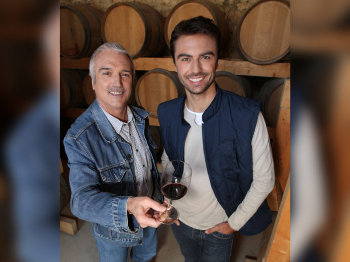 transmisión de empresas Padre e hijo trabajando en la misma empresa