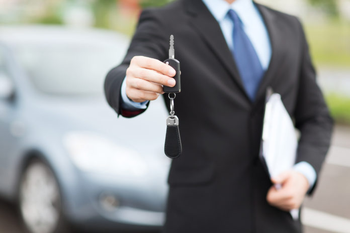 man with car key outside La inestabilidad política afecta al renting flexible