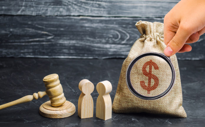 Bag of money, people and the judge's hammer. The concept of business conflict. The division of property and divorce. Non-payment of debt. Alimony. Debt restructuring. Dispute between two businessmen impagoempresarial - Revista Pymes - Noticias para la mediana y pequeña empresa - emprendedores - Grupo Tai - España
