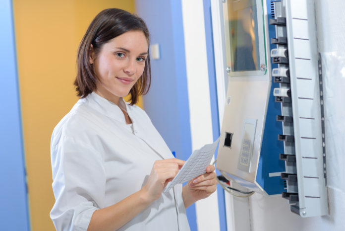 Woman checking clocking in station control de horarios - Revista Pymes - Noticias para la mediana y pequeña empresa - emprendedores - Grupo Tai - España