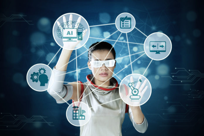 Woman uses virtual artificial intelligence screen gestión empresarial - Revista Pymes - Noticias para la mediana y pequeña empresa - emprendedores - Grupo Tai - España