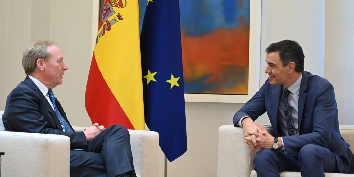 Brad Smith presidente de Microsoft y Pedro Sánchez presidente del Gobierno-revistapymes-taieditorial