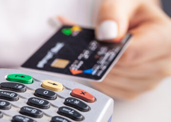 Pago tarjeta débito - Revista Pymes - Estudio Minsait 2024 - Tai Editorial España