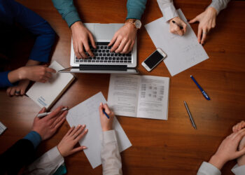 España crea más de 128.000 empresas en 2025, pero aumentan las disoluciones