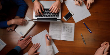 España crea más de 128.000 empresas en 2025, pero aumentan las disoluciones