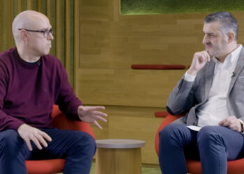 Óscar Fernández, administrador de sistemas en Kider Store Solutions, y Carlos Ortiz, director de pymes en Vodafone Empresas