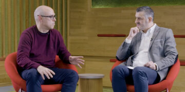 Óscar Fernández, administrador de sistemas en Kider Store Solutions, y Carlos Ortiz, director de pymes en Vodafone Empresas